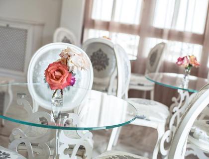 Spa privata con vasca idromassaggio e luci colorate