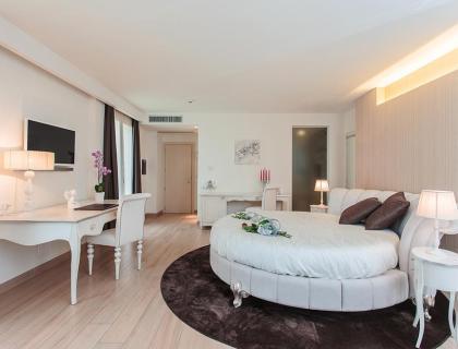 Due donne rilassate in sauna di legno calda