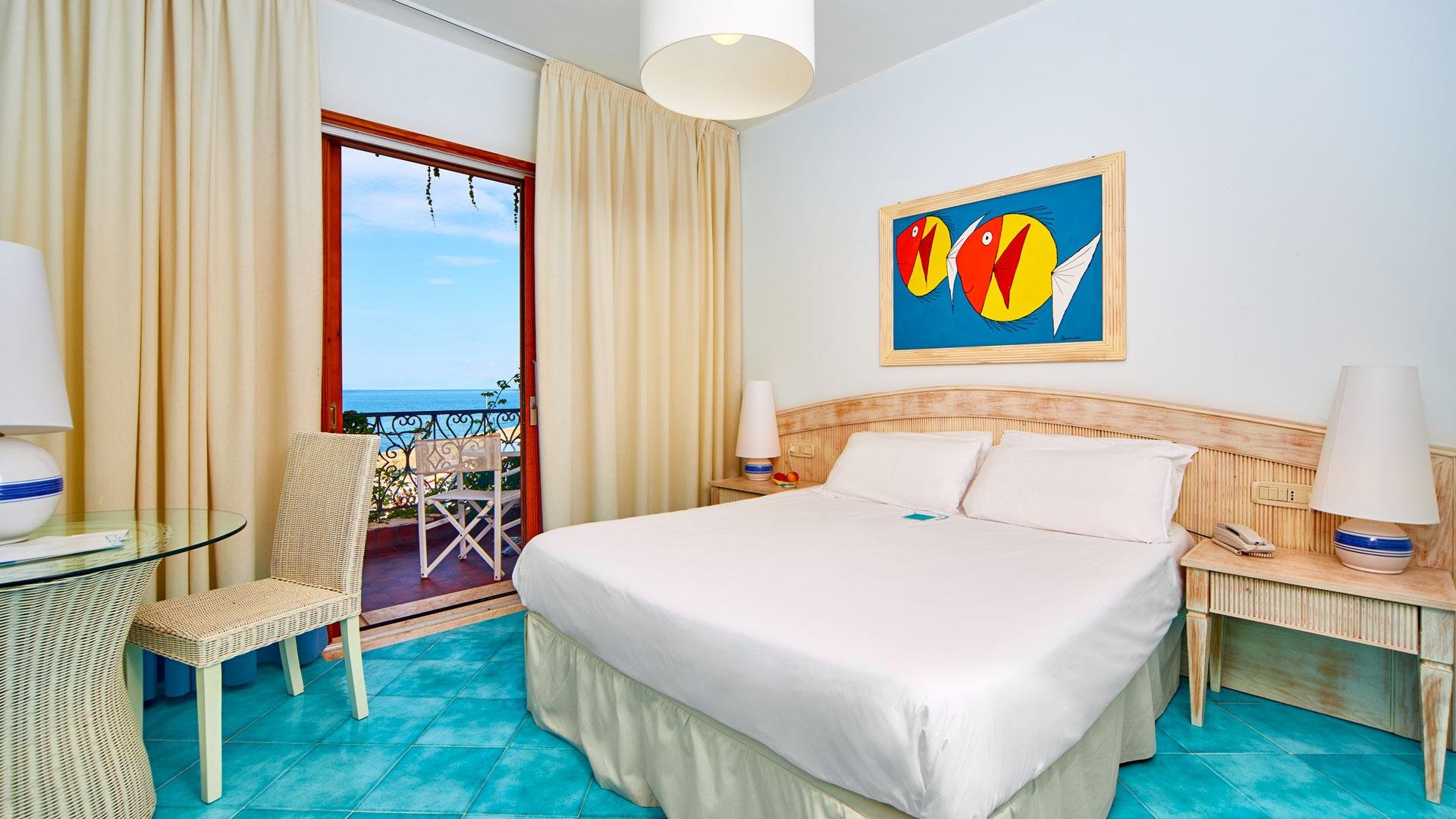 Interno Junior Suite con balcone vista mare