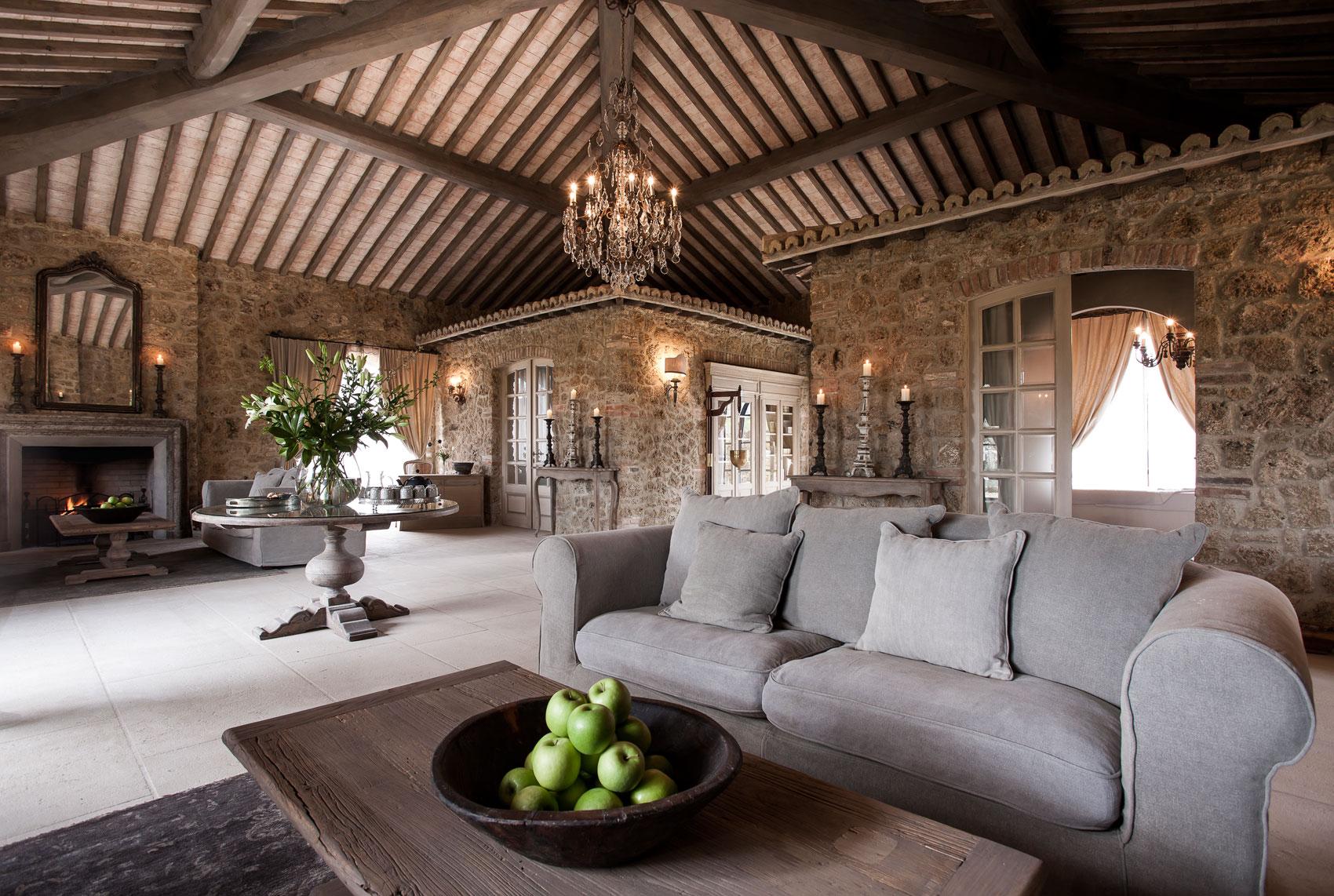 Interno della SPA con colonne in pietra e vasca immersa