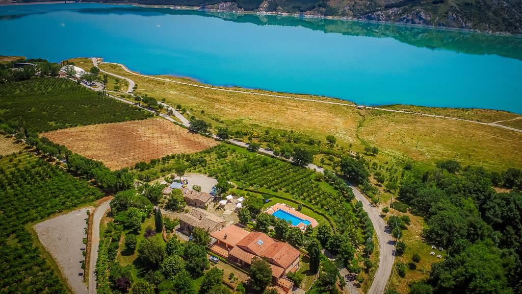 Agriturismo con piscina vista lago in Basilicata