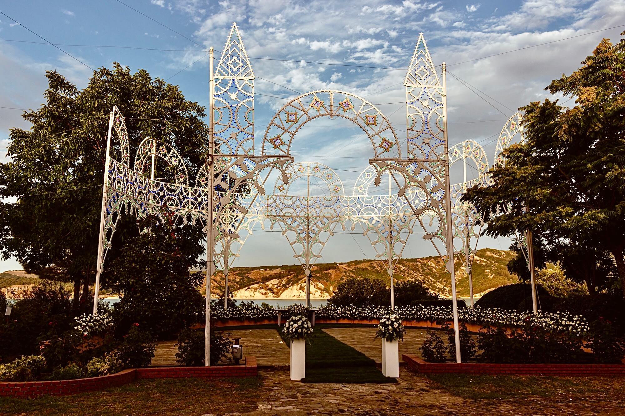 Altare panoramico sul lago per matrimoni civili