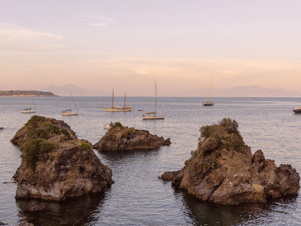 Barche nel mare antistante