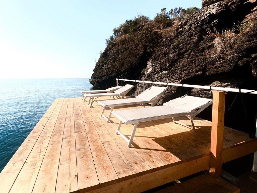 Lettini distanziati sulla piattaforma