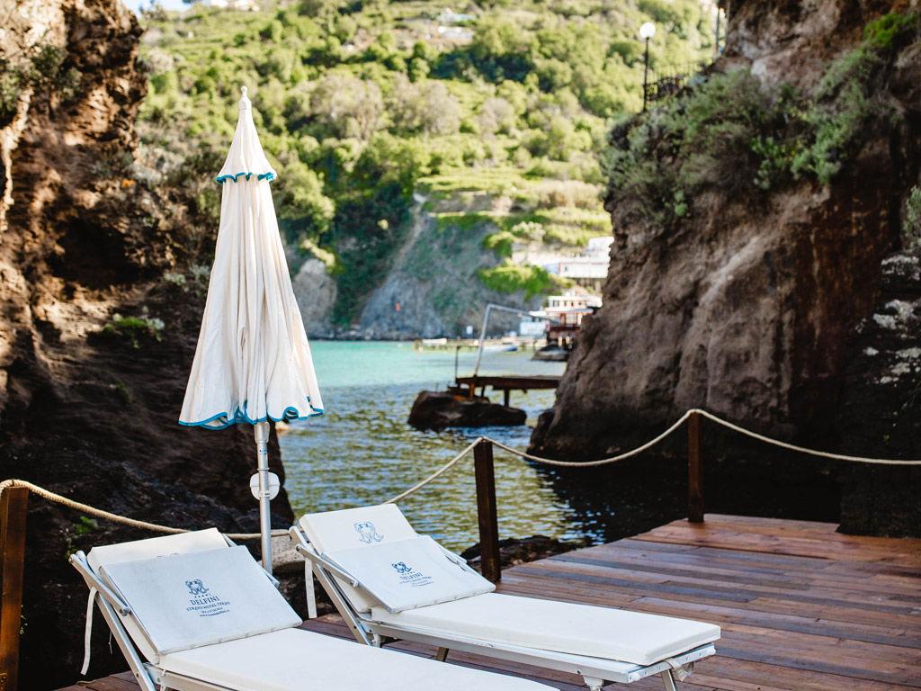 Lettino in legno sulla piattaforma