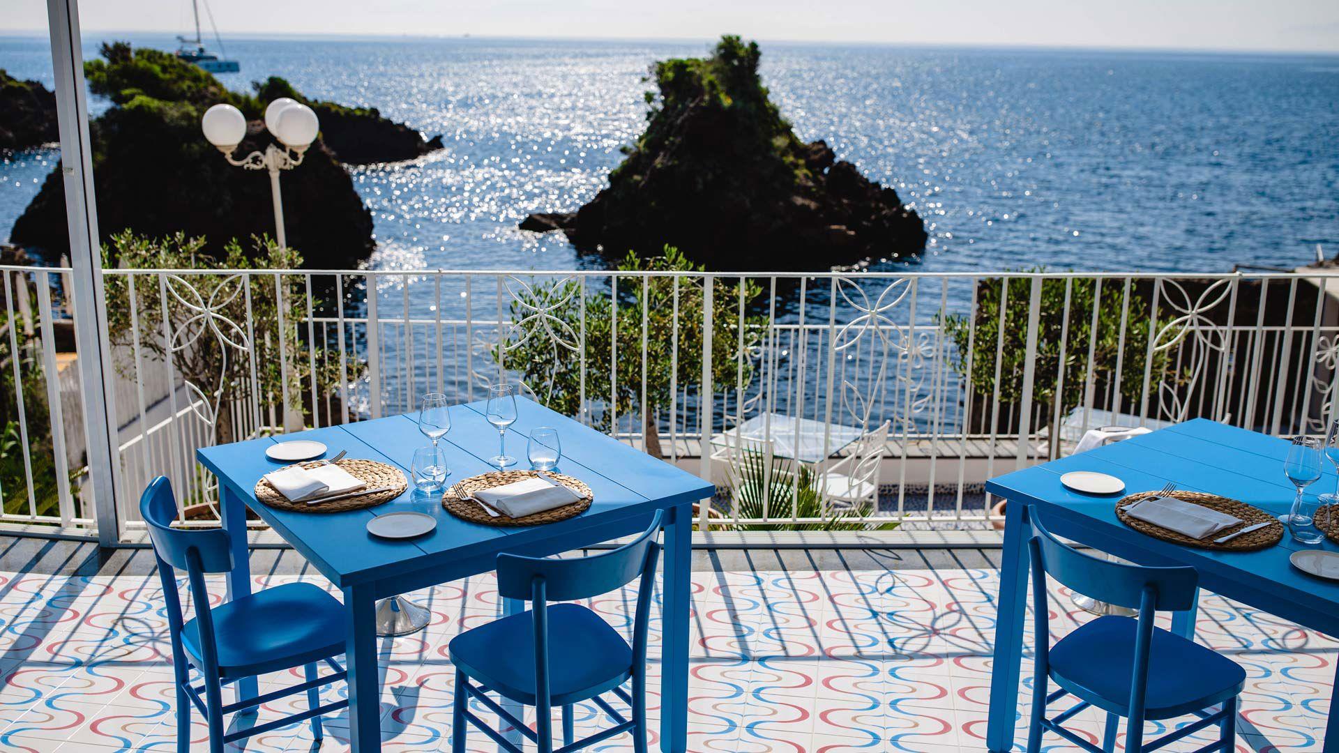 Ristorante con tavoli preparati