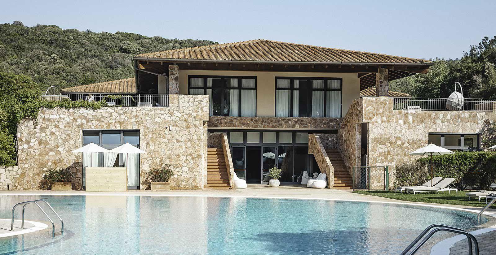 Piscina esterna circondata dalla macchia mediterranea