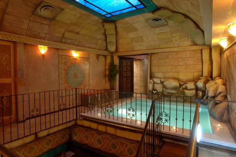 Piscina idromassaggio con cascate