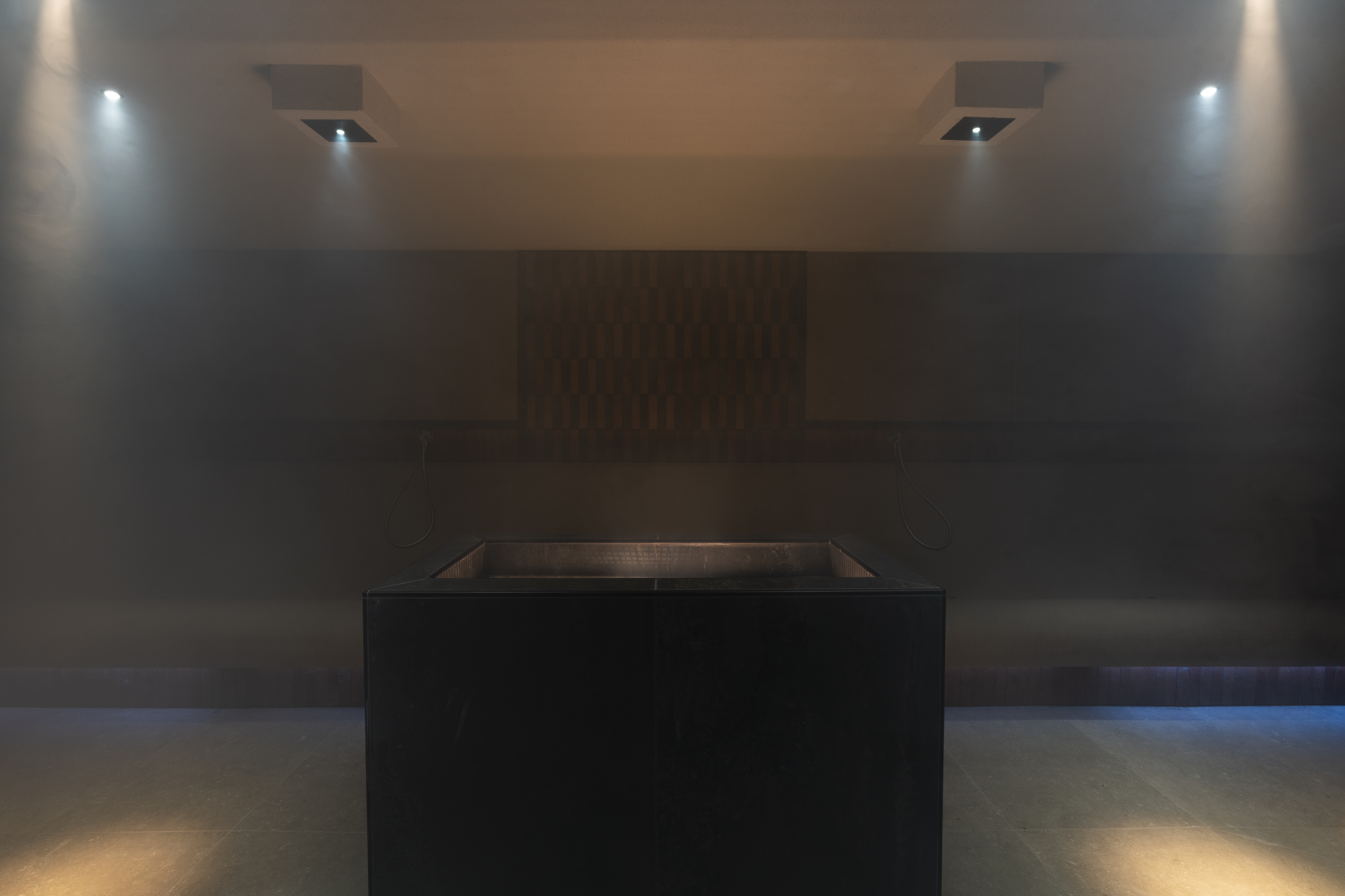 Tranquillo bagno turco scarsamente illuminato in una spa diurna