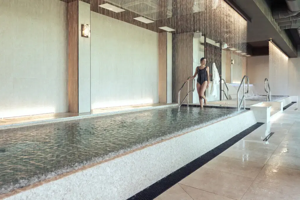 La pioggia: piscina coperta con cascata d'acqua