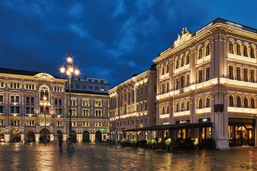 Vista notturna del Grand Hotel Duchi d'Aosta su Piazza Unità d'Italia