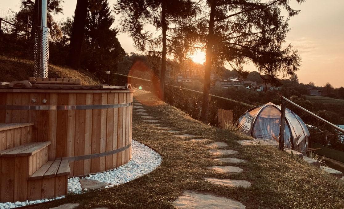 Tinozza idromassaggio e Bubble Room Wellness nel giardino privato