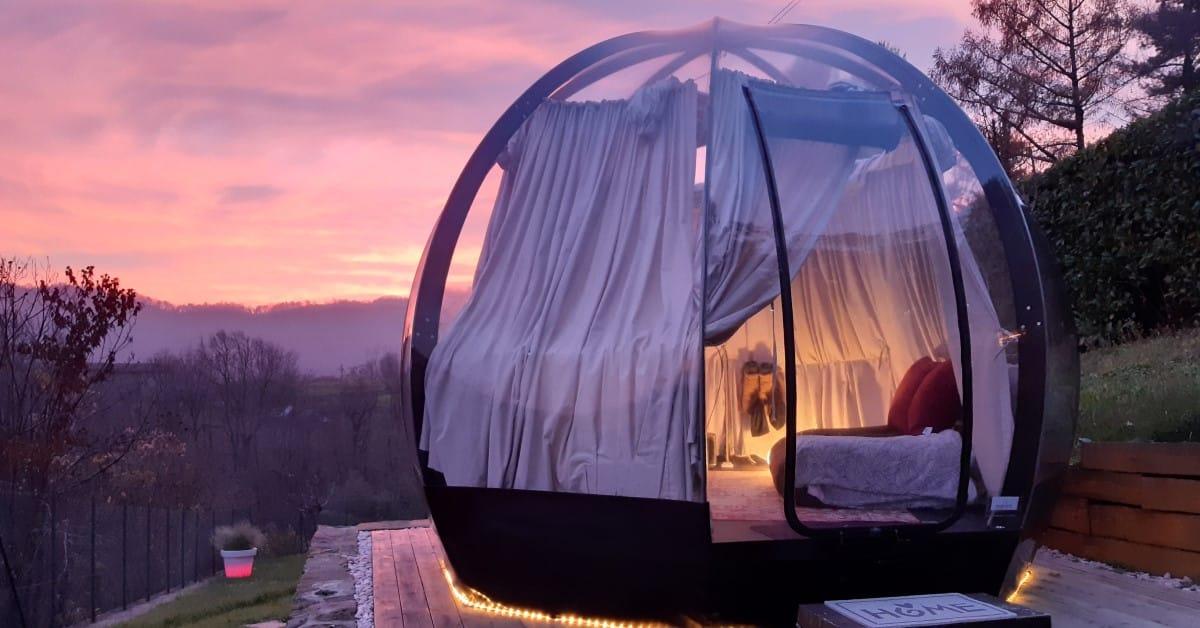 Veduta panoramica della struttura con bubble room e colline