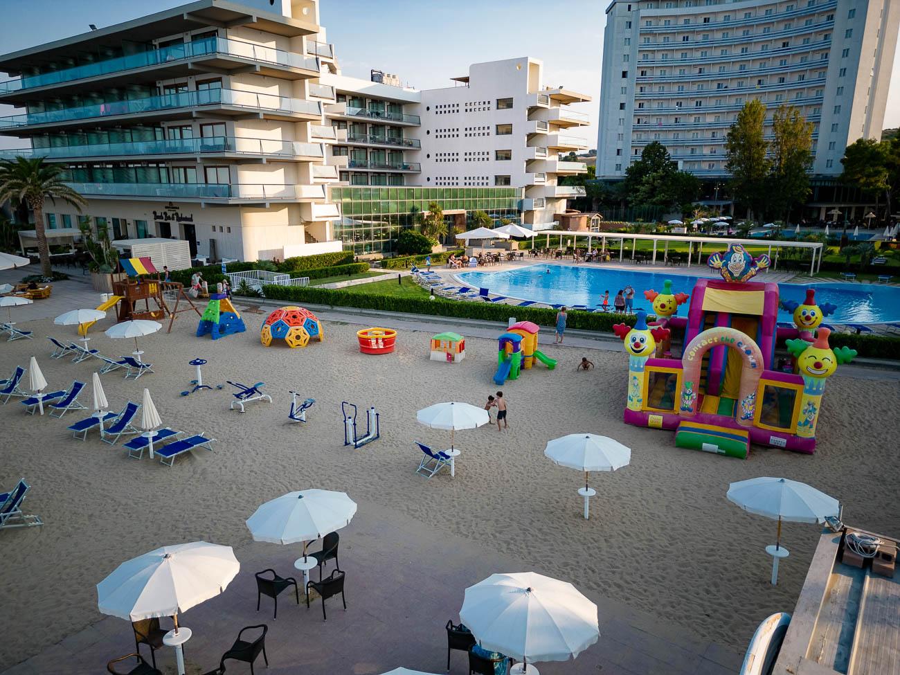 Spiaggia privata con ombrelloni