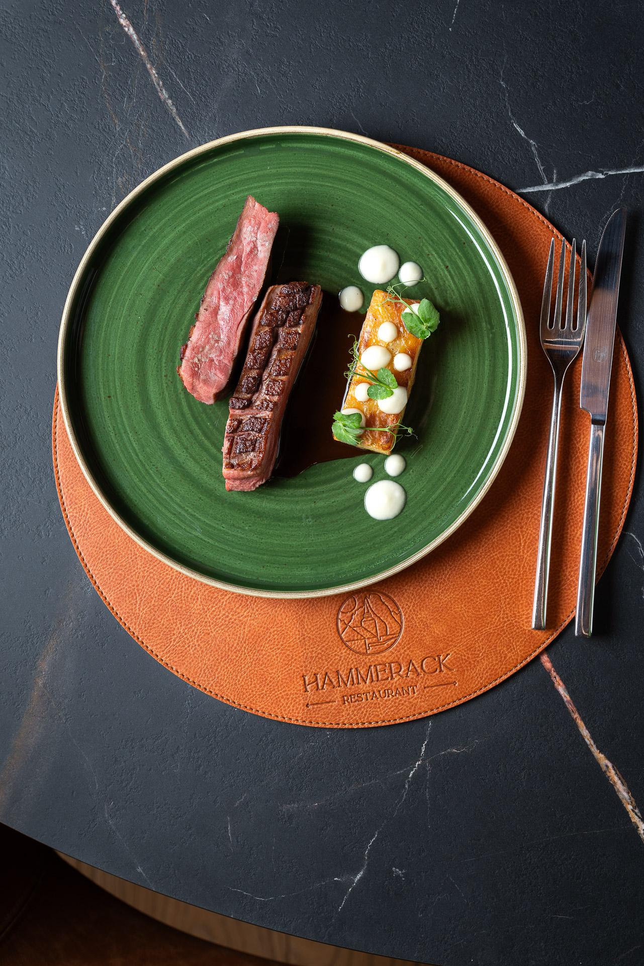 Ristorante elegante con illuminazione soffusa