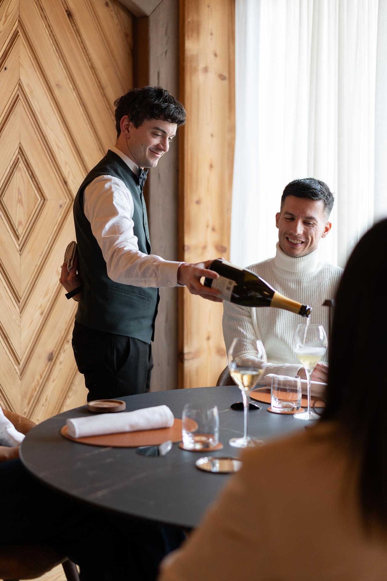 Sala ristorante con tavoli eleganti