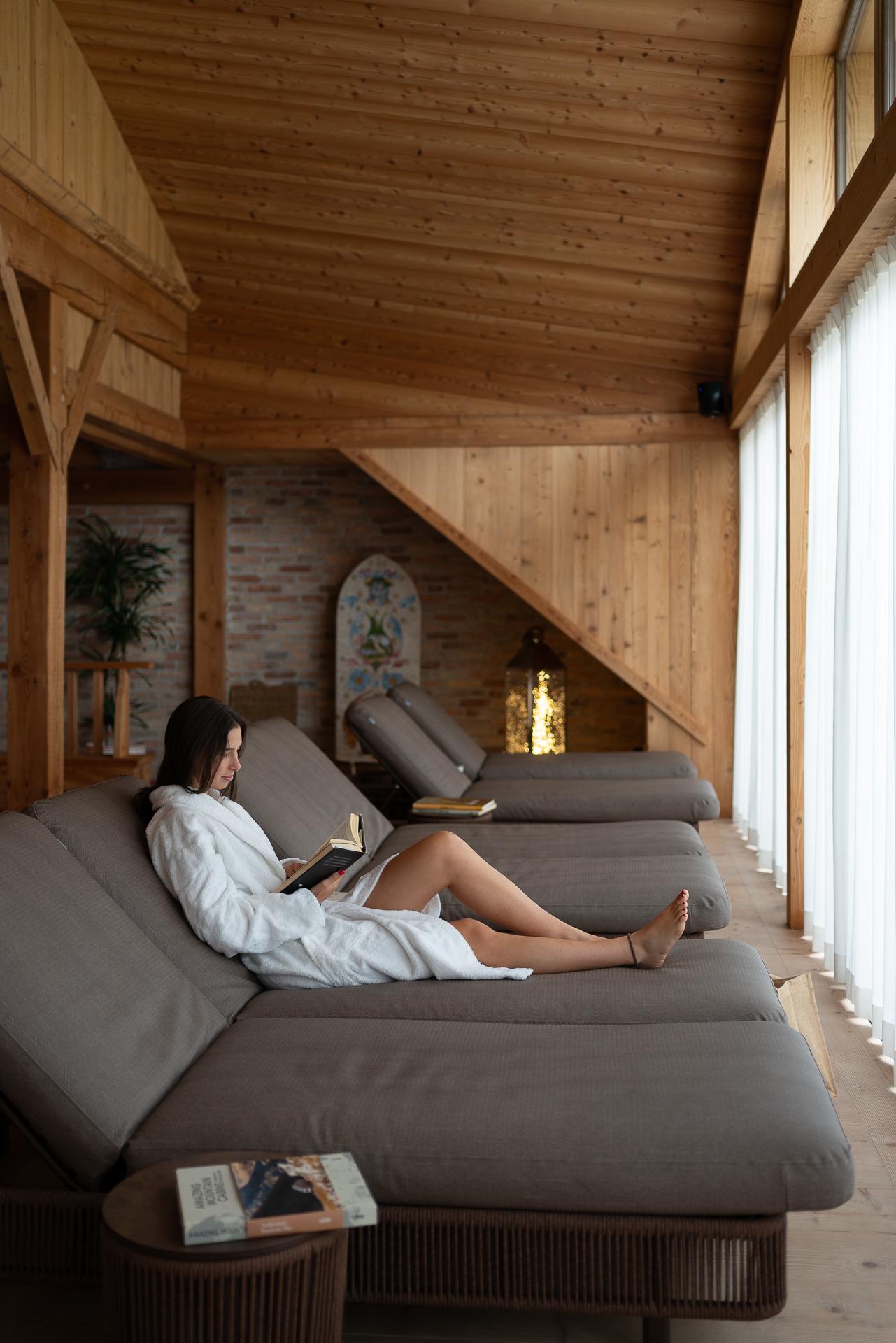 Area spa con docce emozionali e zone relax