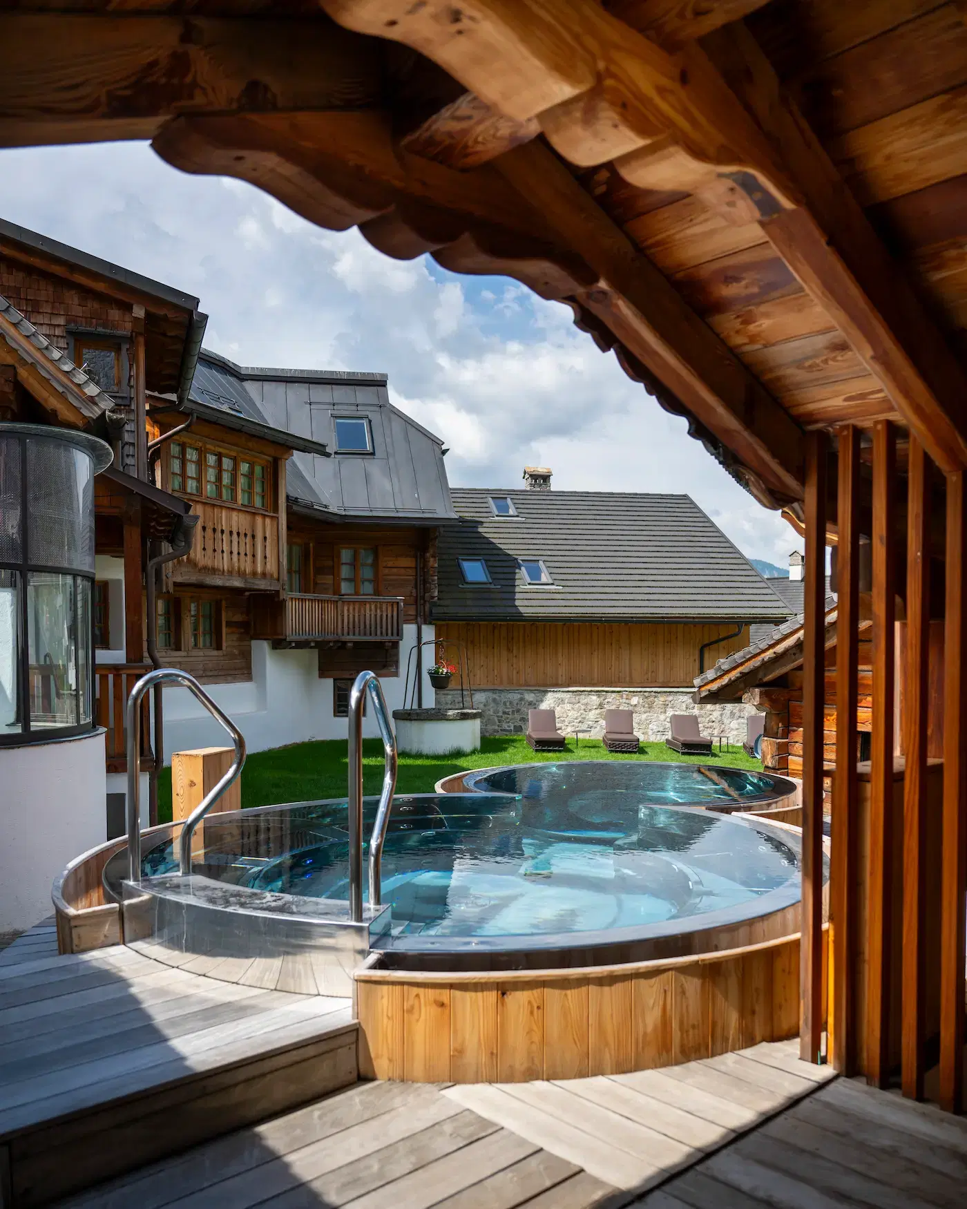 Piscina esterna circolare con idromassaggio