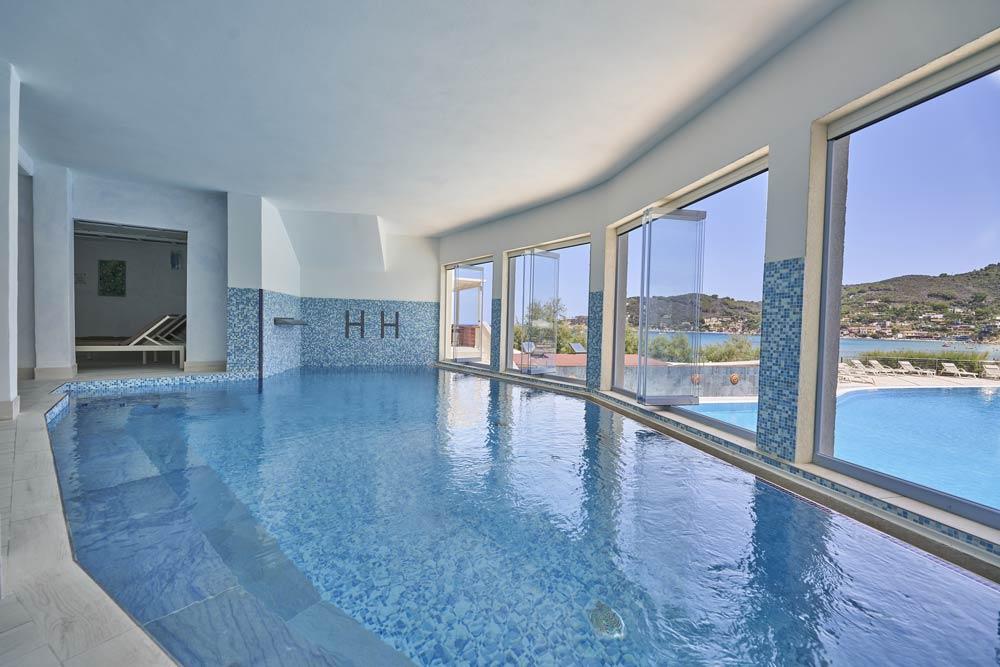 Area sauna e bagno turco con ambientazione calda e accogliente