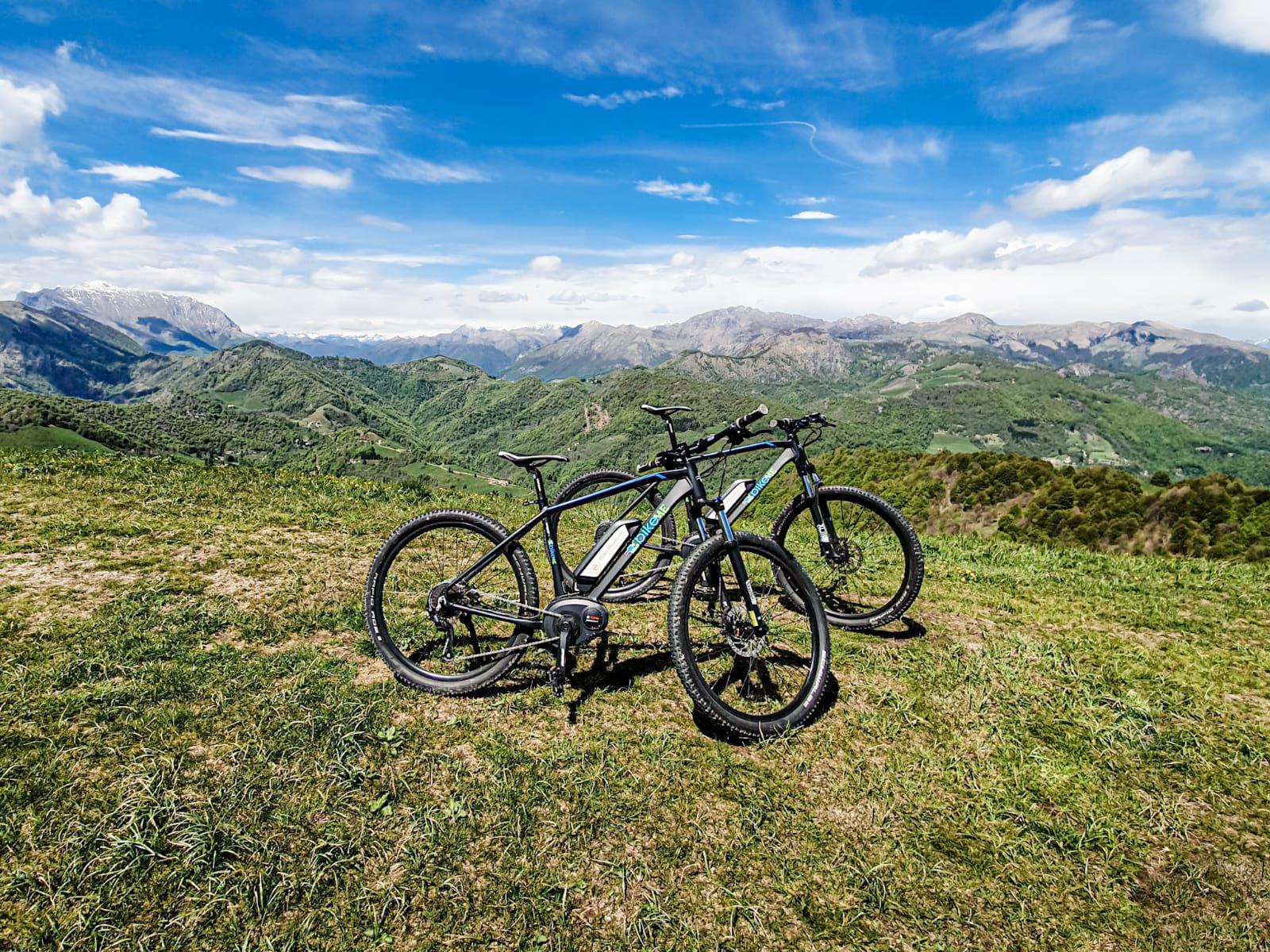 Paesaggio Valle Imagna con ciclisti