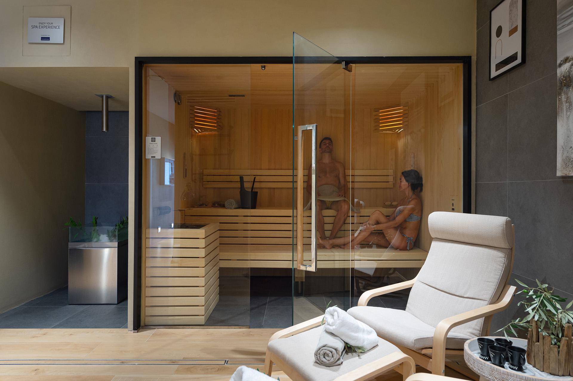 Area wellness con ambientazione calorosa e vista sul verde toscano