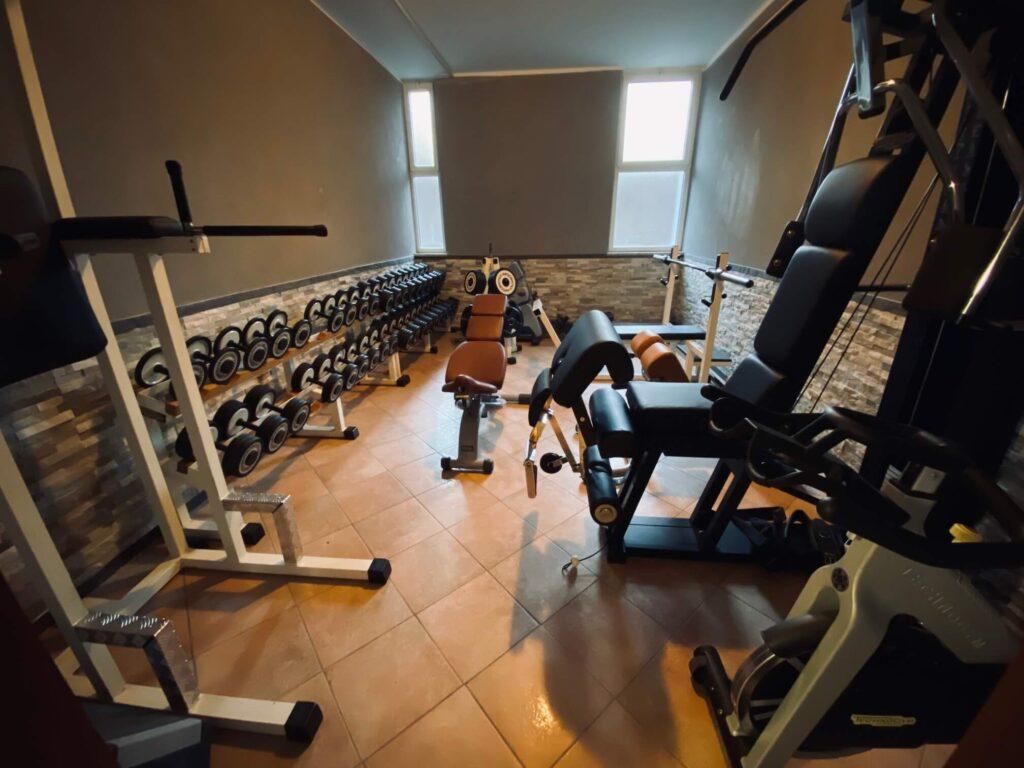 Palestra fitness con attrezzi moderni