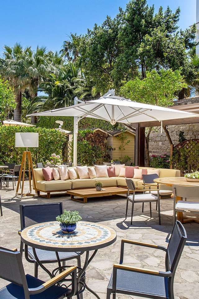 Area piscina e giardino