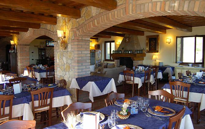 Sala ristorante con grande camino