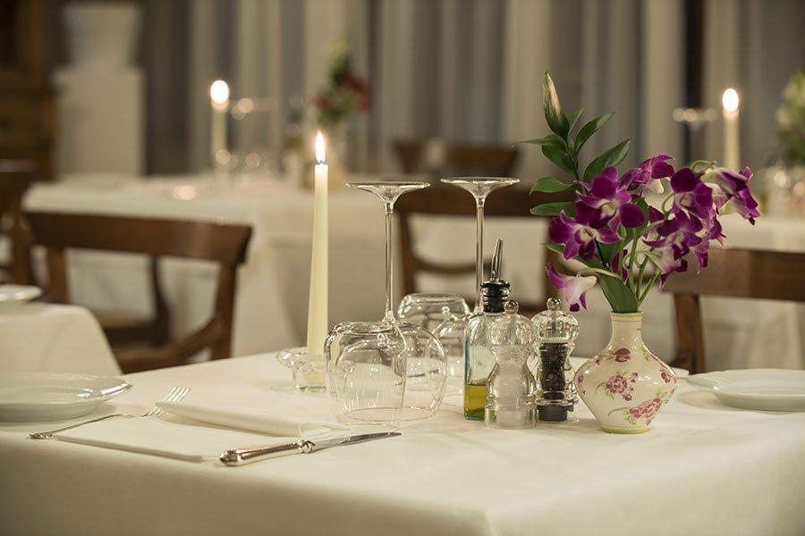 Ristorante La Vecchia Posta con tavoli apparecchiati tra gli alberi