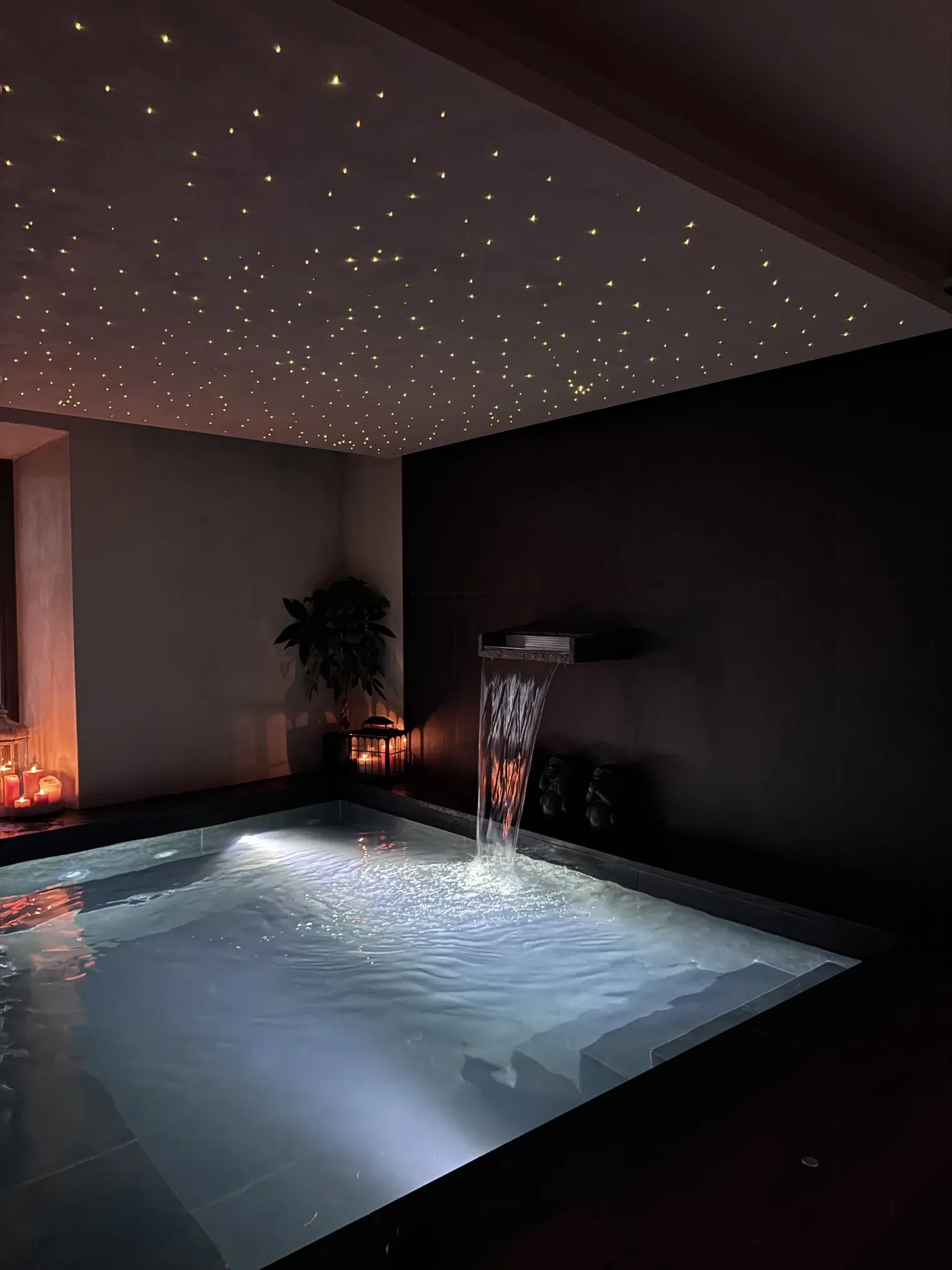 Vasca idromassaggio affacciata sulla natura circostante