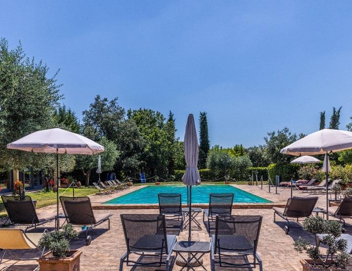 Area piscina con lettini