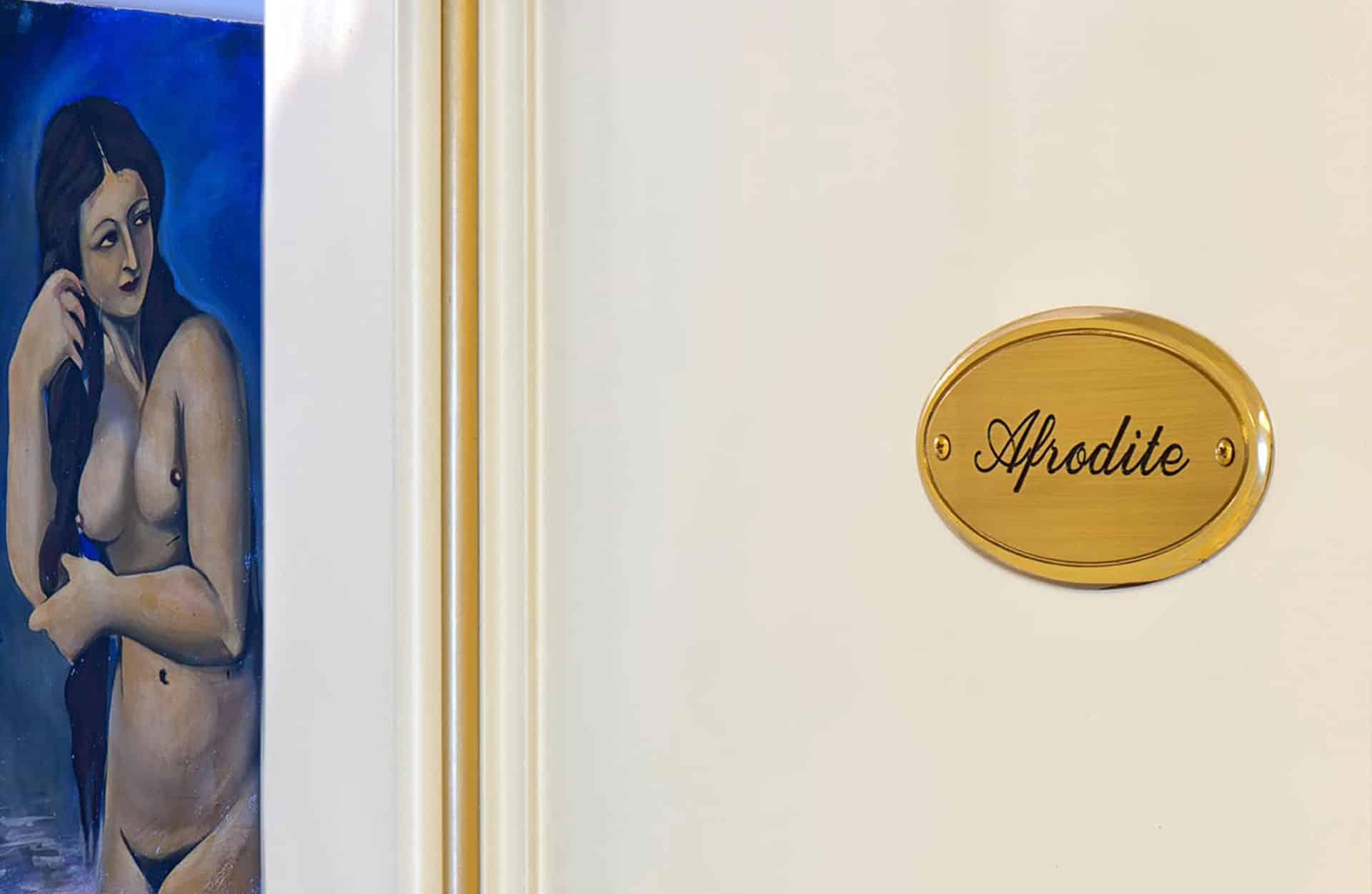 Suite Afrodite con letto tondo e doccia con cromoterapia