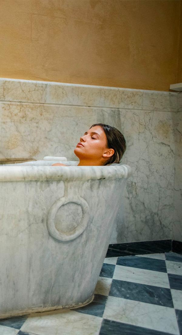 Vasca termale interna con acqua calda e riflessi dorati