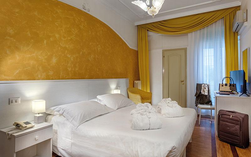 Camera doppia elegance con vista giardino