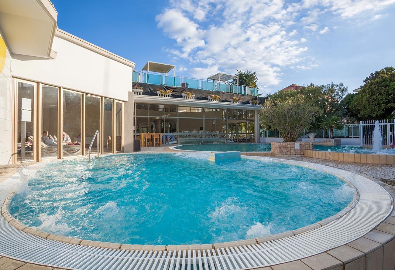 Dettaglio area piscine esterne