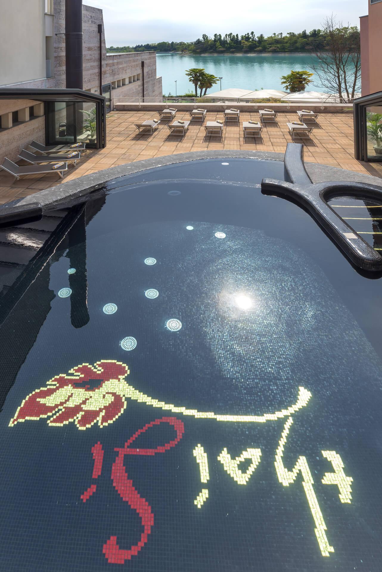 Piscina esterna riscaldata con vista lago