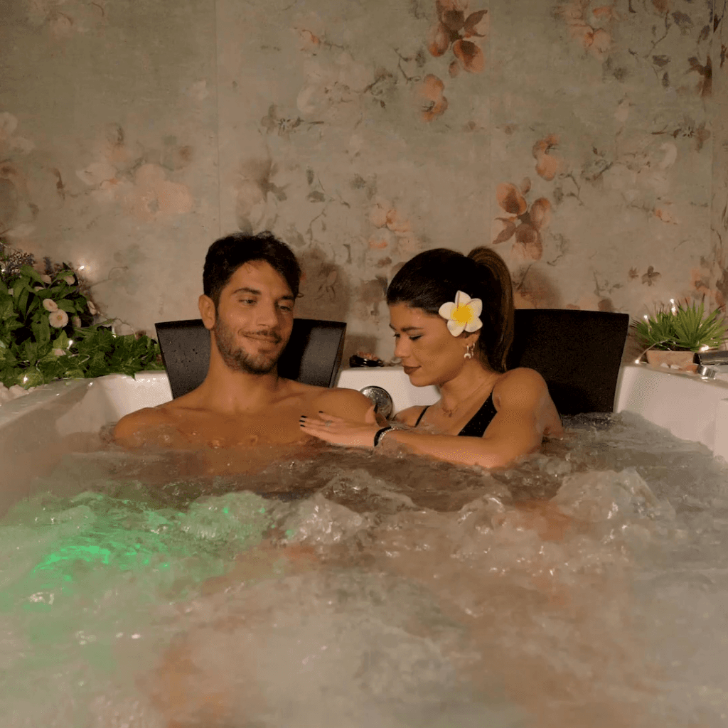 Area spa con vasca idromassaggio