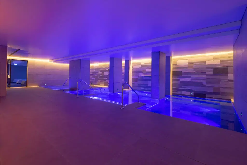 Piscine con docce cervicali e idromassaggio