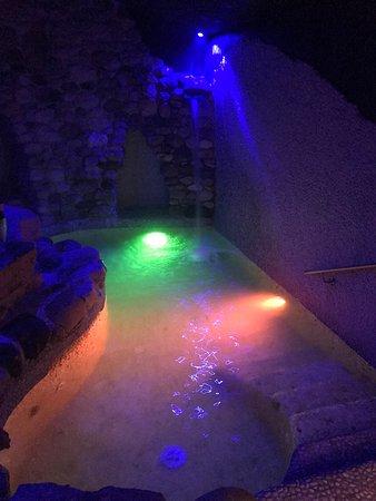 Grotta con cascate d'acqua