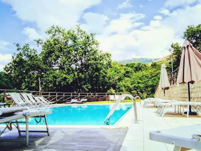 Acqua salata naturale piscina estate agriturismo Campania