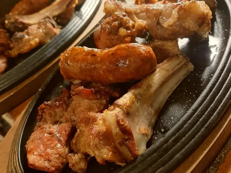 Carne cotta a legna ristorante agriturismo