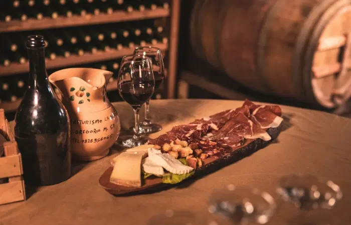 Cantina aperitivo in cantina con vini naturali