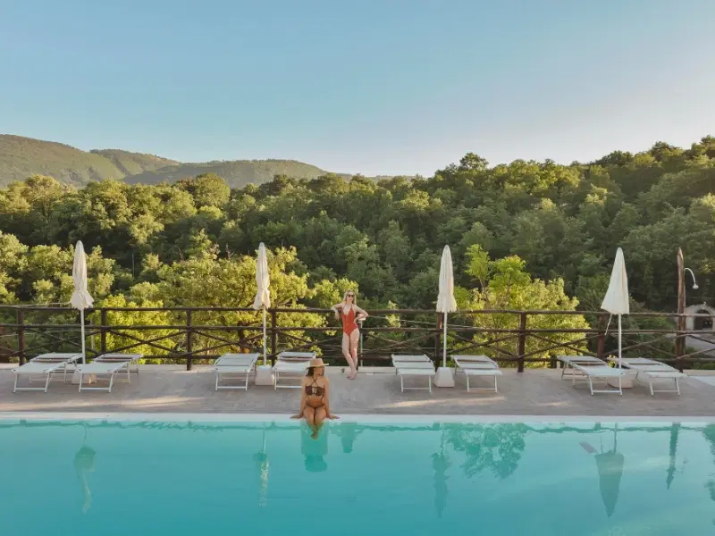 Panorama estate dalla piscina agriturismo Campania
