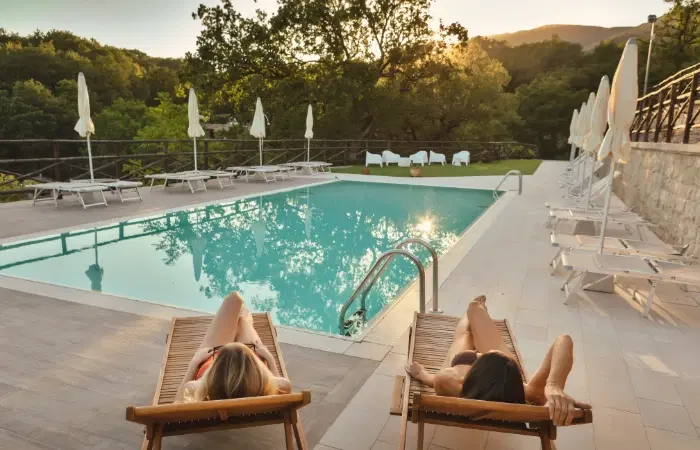 Piscina panoramica lettini riservati