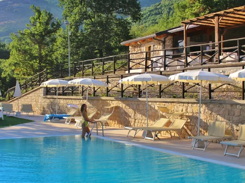 Vista colline dalla piscina agriturismo estate Campania
