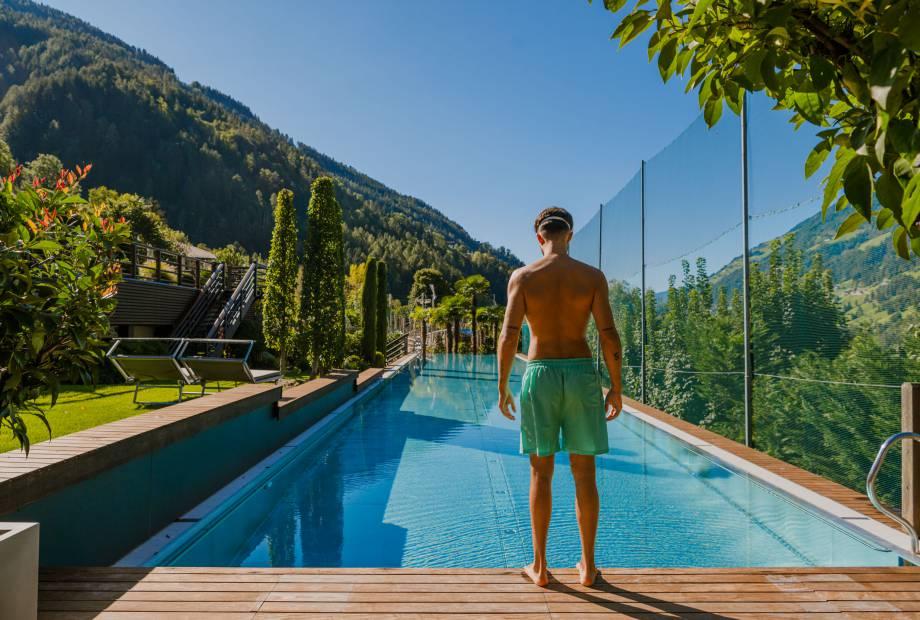 Piscina interna riscaldata con sistema di cronometraggio automatico