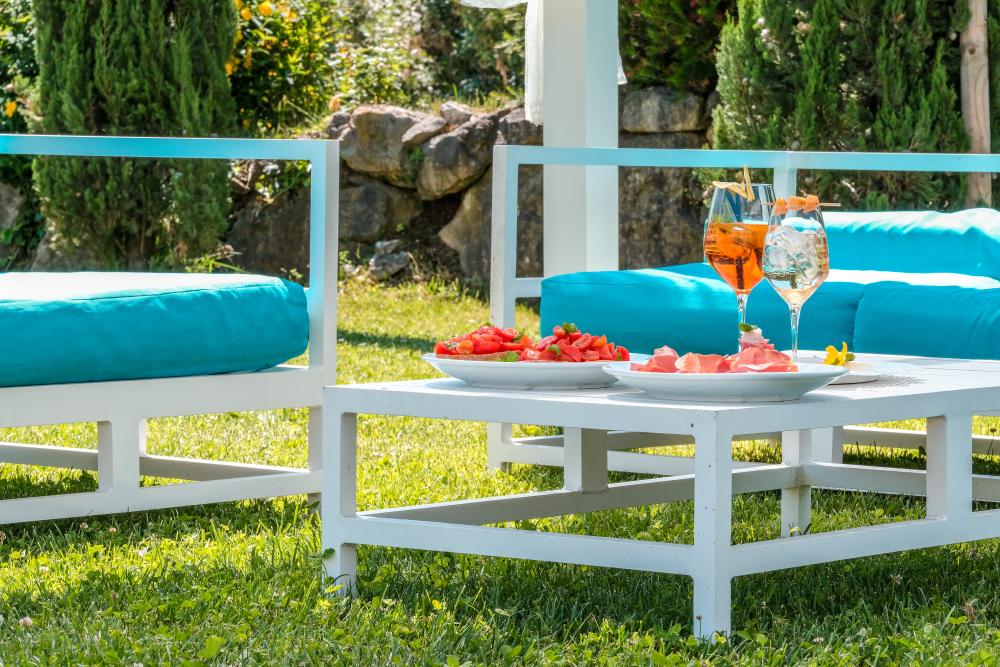 Bordo piscina con area aperitivo