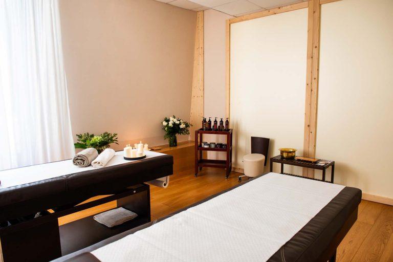 Area wellness con piscina panoramica