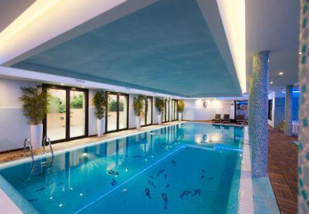 Piscina con cielo stellato