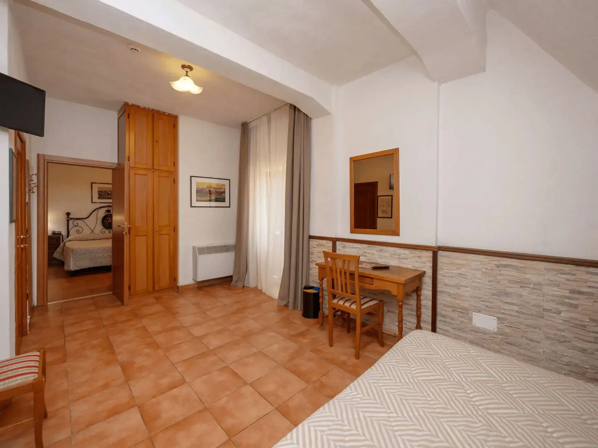 Piscina esterna con pineta